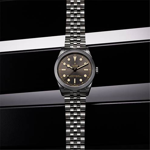7. M79600 0001 hover