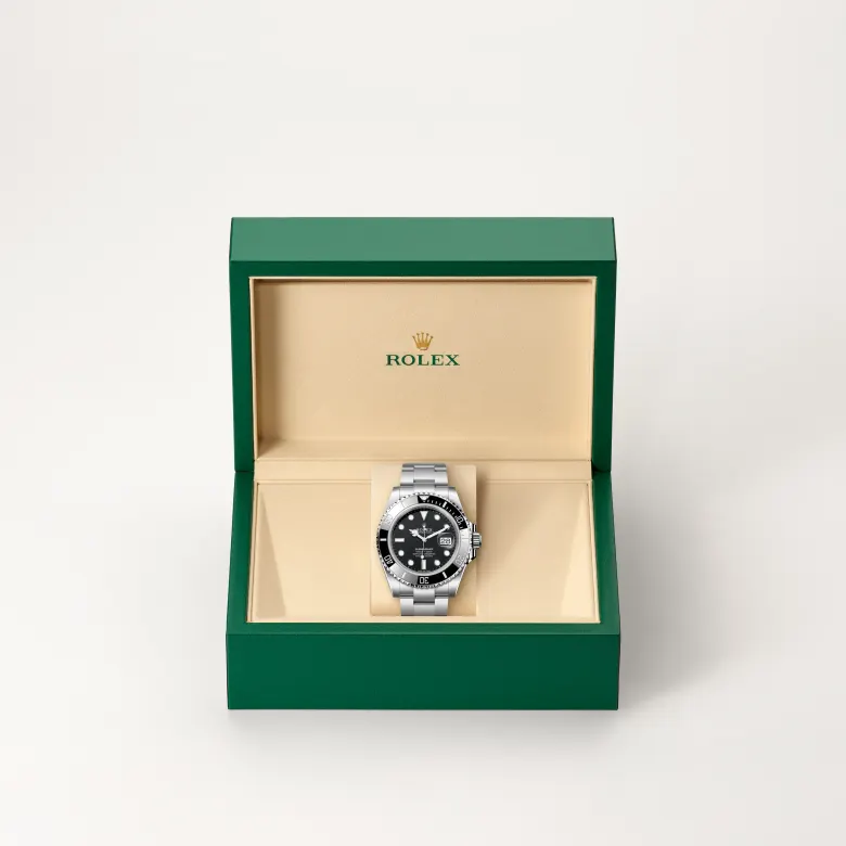 The The Rolex Submariner Date in Oystersteel in the Rolex presentation box. - Chang Ein Hong