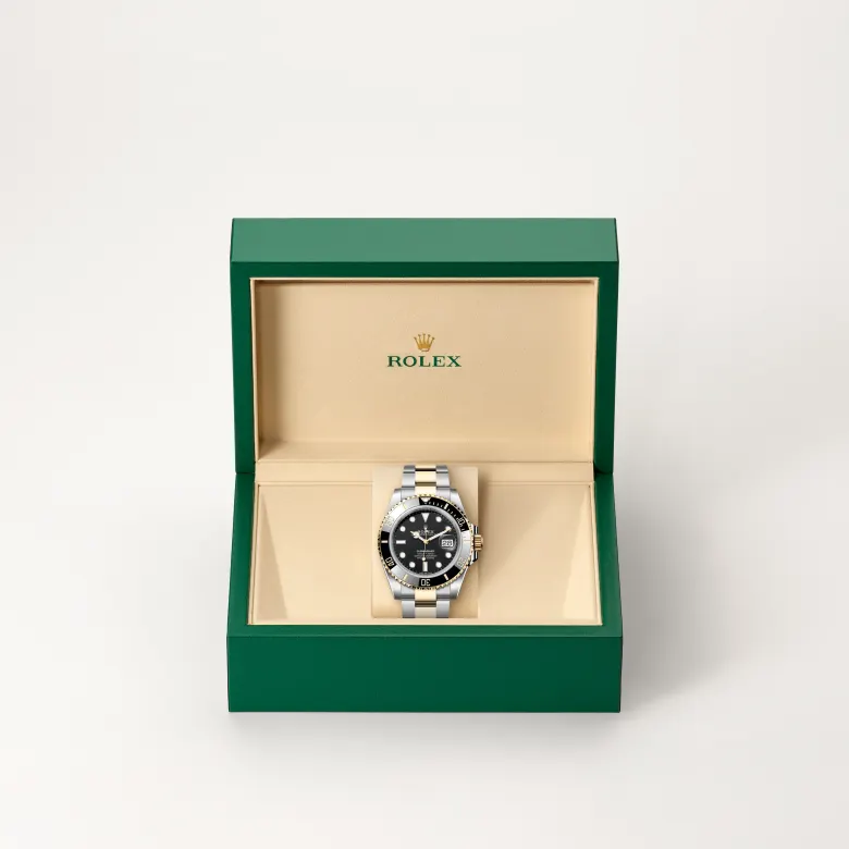The The Rolex Submariner Date in Oystersteel and yellow gold in the Rolex presentation box. - Chang Ein Hong