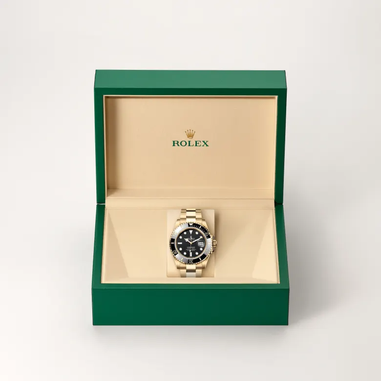 The The Rolex Submariner Date in yellow gold in the Rolex presentation box. - Chang Ein Hong