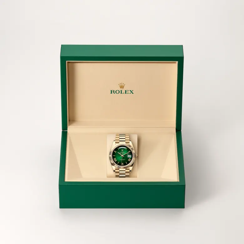 The The Rolex Day-Date 40 in yellow gold in the Rolex presentation box. - Chang Ein Hong
