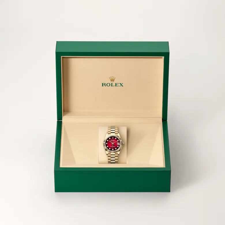 The The Rolex Datejust 31 in yellow gold in the Rolex presentation box. - Chang Ein Hong